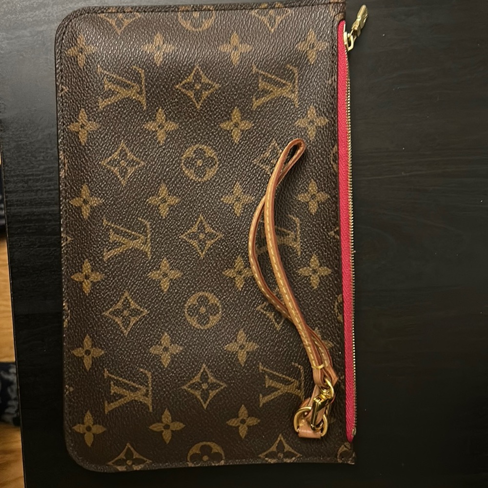 Louis Vuitton Pouchette/Fuchsia.Authentic.